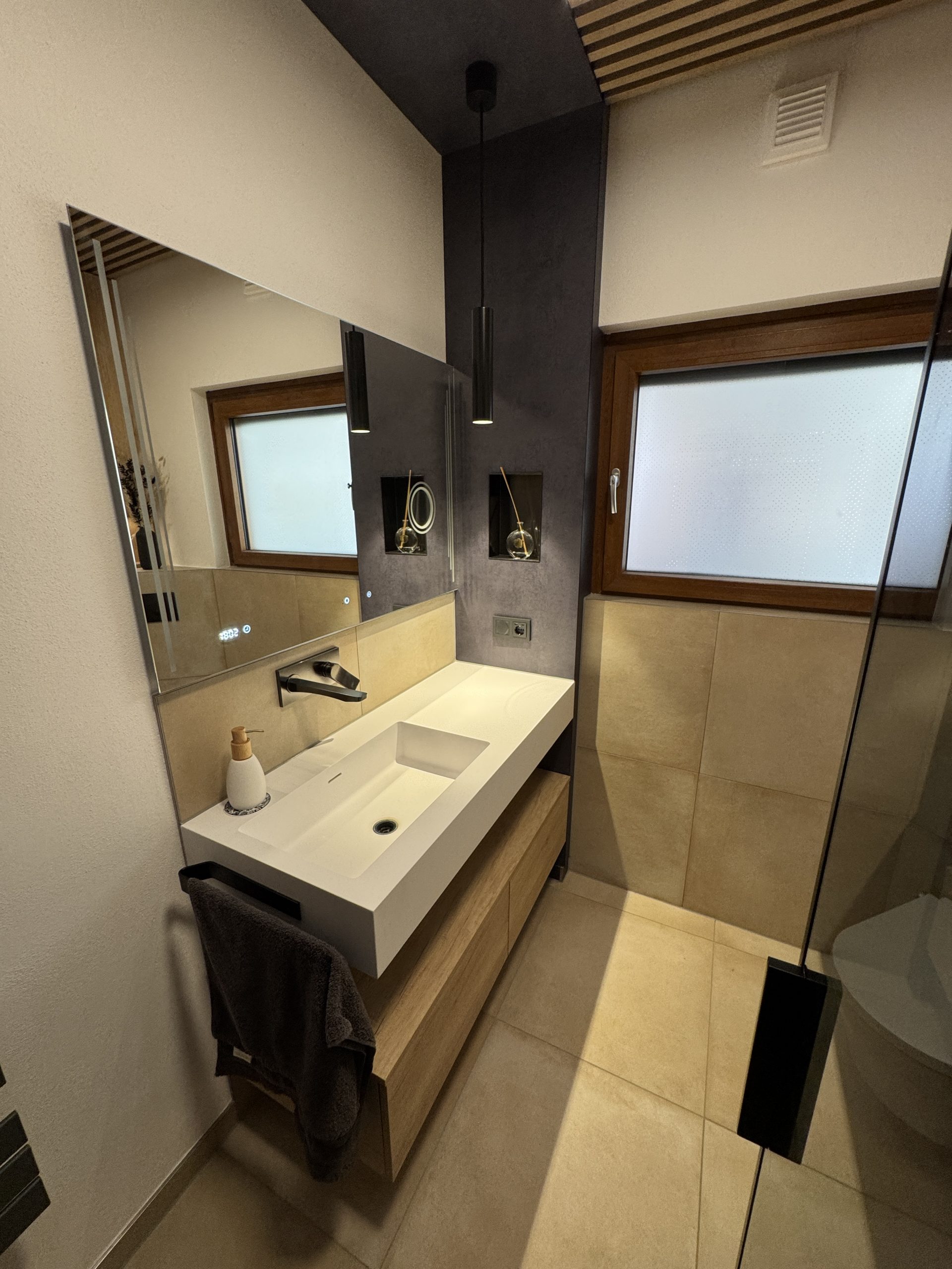 1b9cb3e5-51d3-4cef-860f-367ab082704e